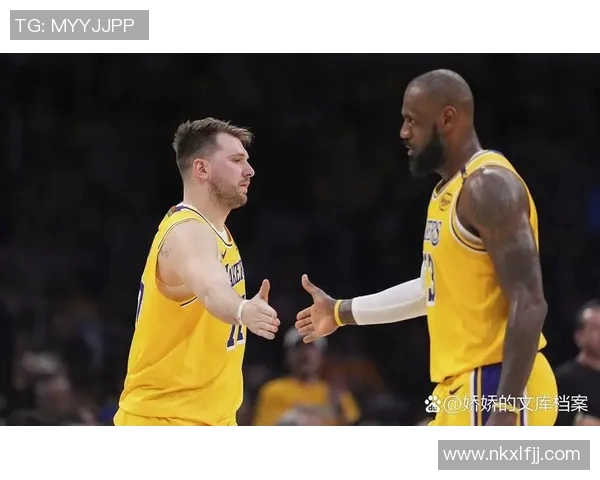 篮球与足球巨星同框展现竞技精神与传奇风采