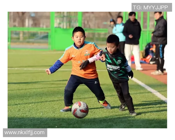 足球明星带着孩子温馨互动的视频感动无数粉丝瞬间引发热议
