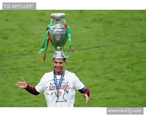 足球明星的学术背景与成长历程对职业生涯的深远影响分析 足球明星的学术背景与成长历程对职业生涯的深远影响分析